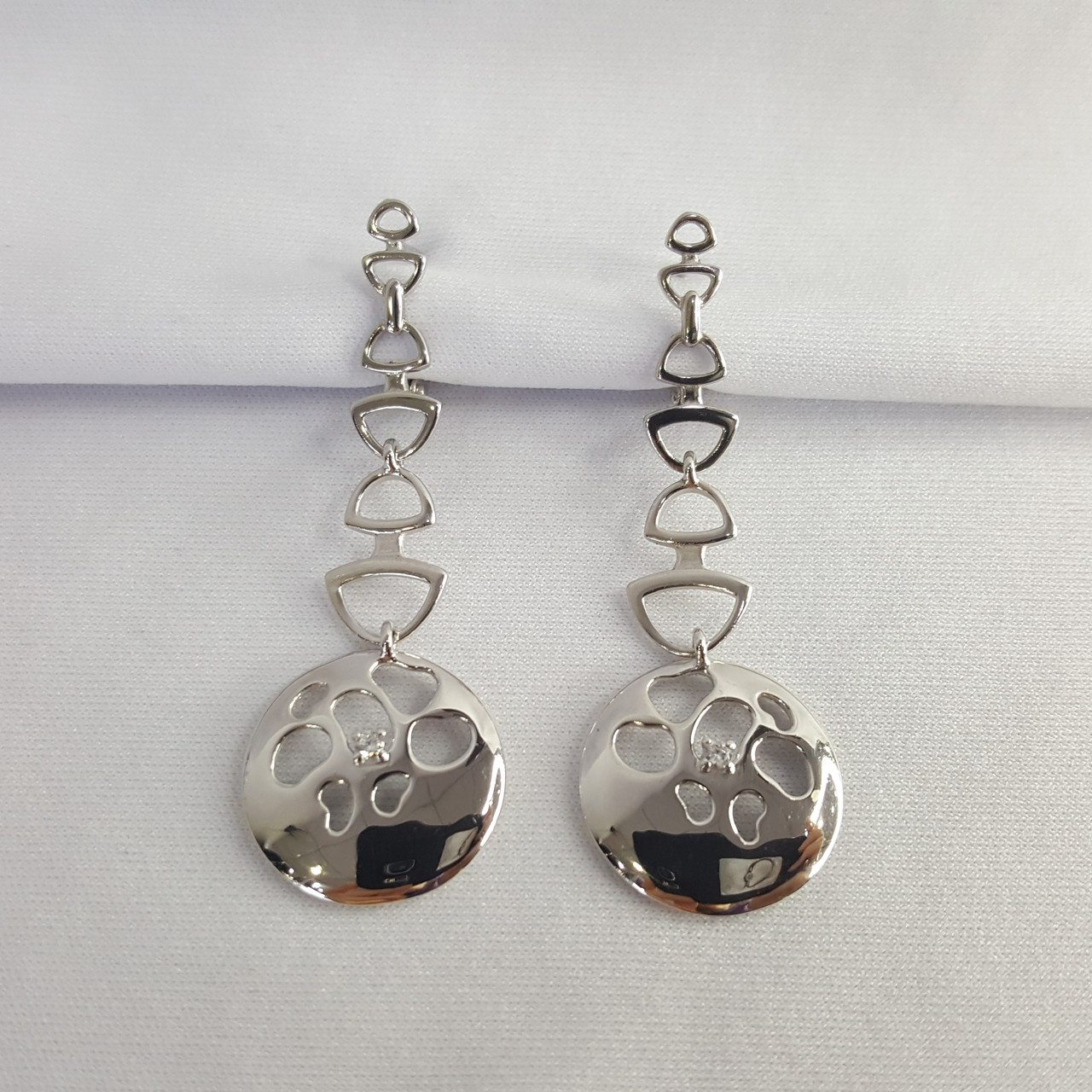 Серебряные висячие серьги 925 пробы с фианитами и ажурным узором, 925, 21 550 тг