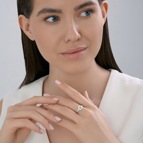 Кольцо из серебра с изумрудом и фианитами из серебро — вид 5