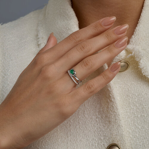 Кольцо из серебра с изумрудом и фианитами из серебро — вид 4