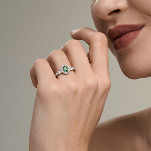 Кольцо из серебра с изумрудом и фианитами из родированное серебро — вид 2