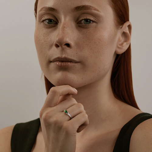 Кольцо из серебра с гидротермальным изумрудом и фианитами из серебро — вид 2