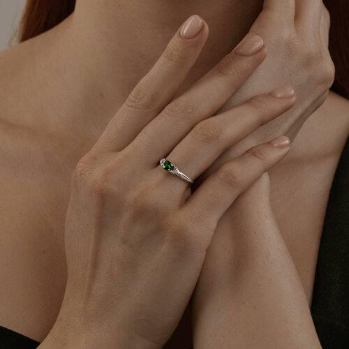 Кольцо из серебра с гидротермальным изумрудом и фианитами из серебро — вид 3