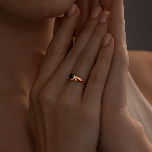 Кольцо из золочёного серебра с гидротермальным изумрудом и фианитами из серебро — вид 2
