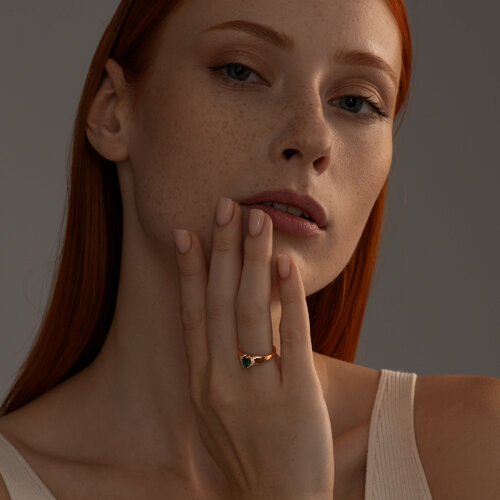 Кольцо из золочёного серебра с гидротермальным изумрудом и фианитами из серебро — вид 3