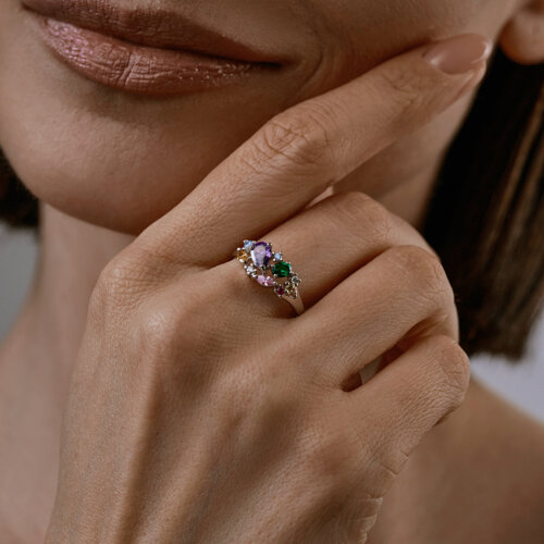 Кольцо из серебра с гидротермальным изумрудом, корундом и фианитами из серебро — вид 2