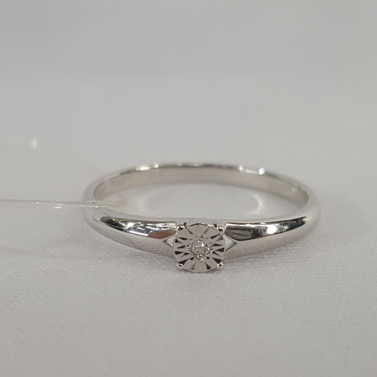 Помолвочное кольцо из серебра с бриллиантом - видео на модели