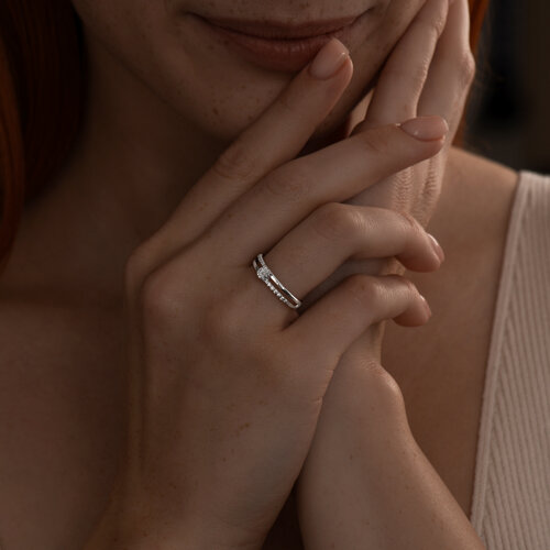 Кольцо из серебра с бриллиантом и фианитами из серебро — вид 4