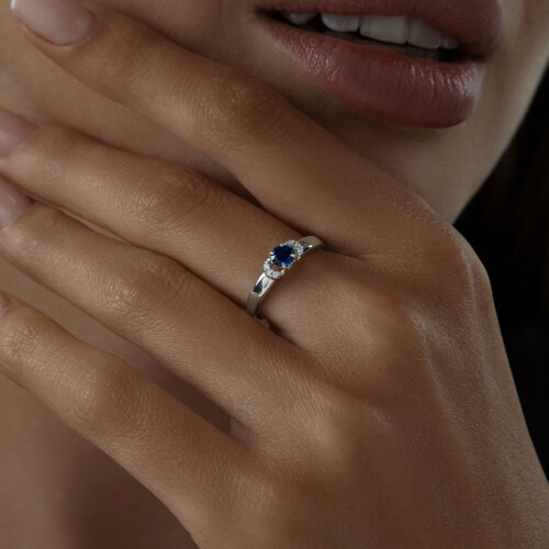 Кольцо из серебра с корундом сапфировым (синт.) и фианитами из родированное серебро — вид 2