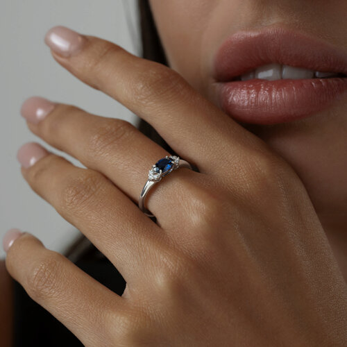 Кольцо из серебра с корундом сапфировым (синт.) и фианитами из серебро — вид 5