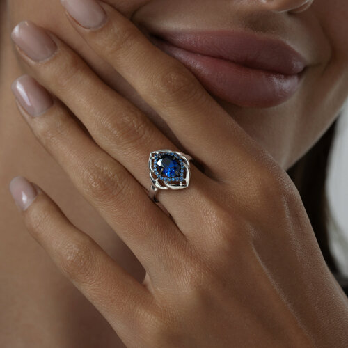 Кольцо из серебра с корундом сапфировым (синт.) и синими фианитами из серебро — вид 3