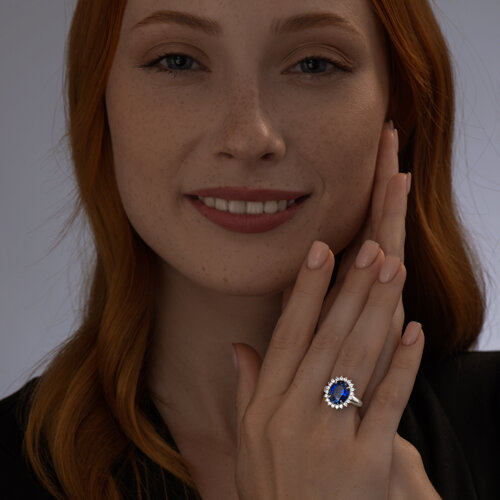 Кольцо из серебра с синим корунд (синт.) и фианитами из серебро — вид 3