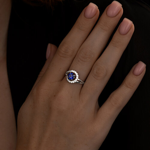 Кольцо из серебра с синим корунд (синт.) и фианитами из серебро — вид 2