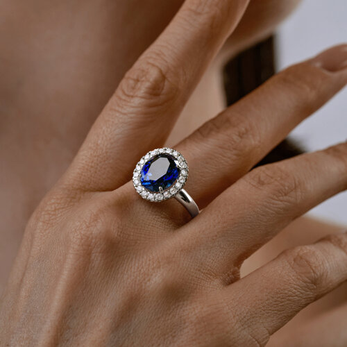 Кольцо из серебра с синим корунд (синт.) и фианитами из серебро — вид 2