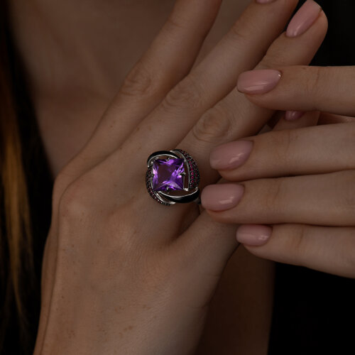 Кольцо из серебра с эмалью с сиреневым ситаллом и красными фианитами из родированное серебро — вид 2