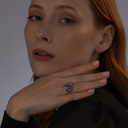 Кольцо из серебра с эмалью с сиреневым ситаллом и красными фианитами из родированное серебро — вид 3