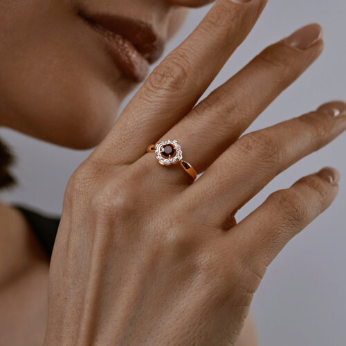 Кольцо из золочёного серебра с гранатом и фианитами из серебро — вид 3