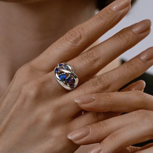 Кольцо из серебра с корундами из родированное серебро — вид 2