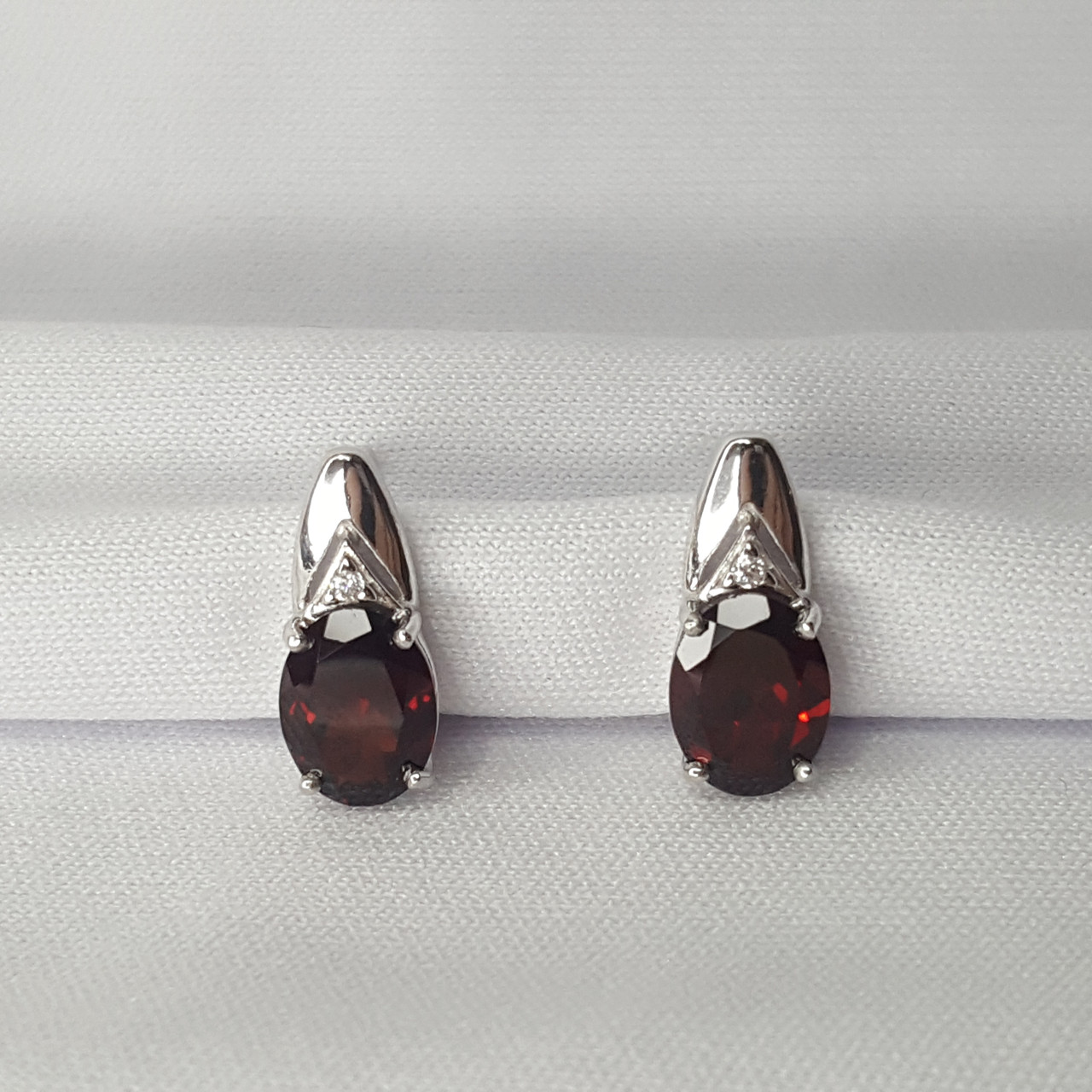 Серьги из серебра с гранатами и фианитами - видео на модели