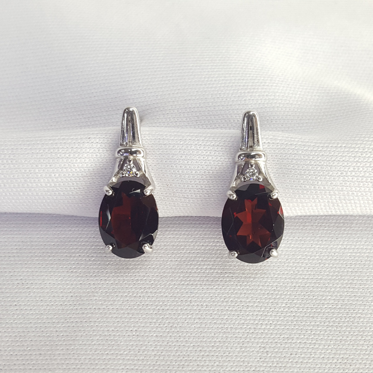 Серьги из серебра с гранатами - видео на модели