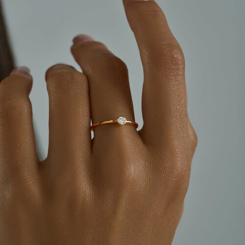 Тонкое помолвочное колечко из золочёного серебра с фианитом из серебро — вид 3