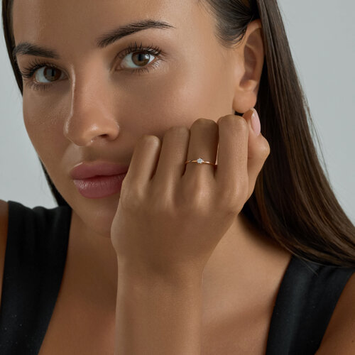 Тонкое помолвочное колечко из золочёного серебра с фианитом из серебро — вид 4