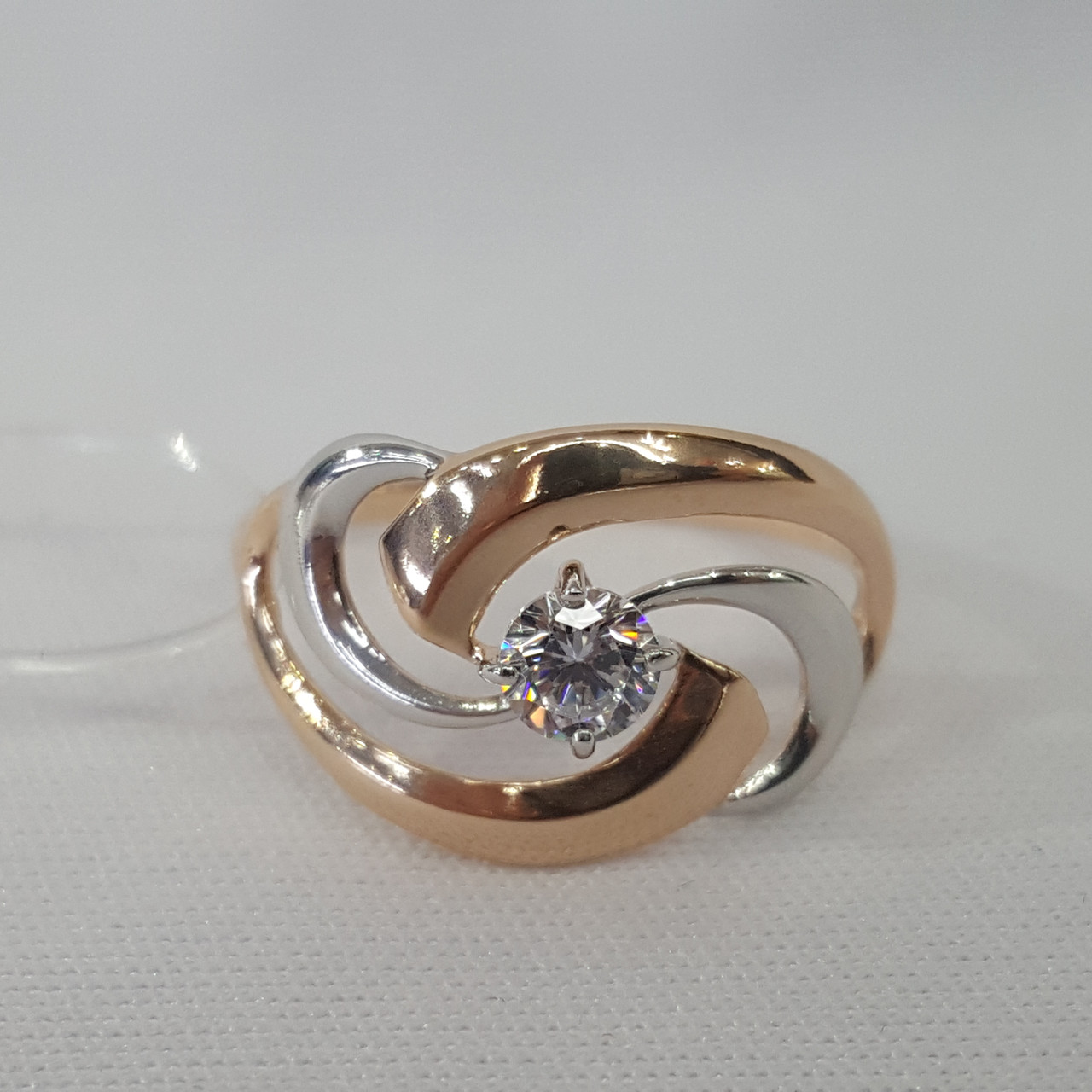 Кольцо из золочёного серебра с фианитом - видео на модели