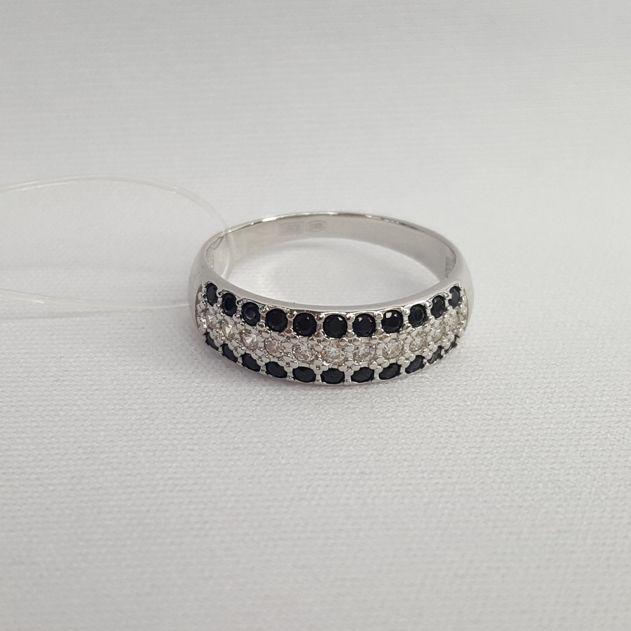 Кольцо из серебра с фианитами - видео на модели