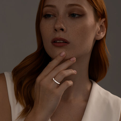 Белое кольцо из серебра с эмалью и фианитом из серебро — вид 4