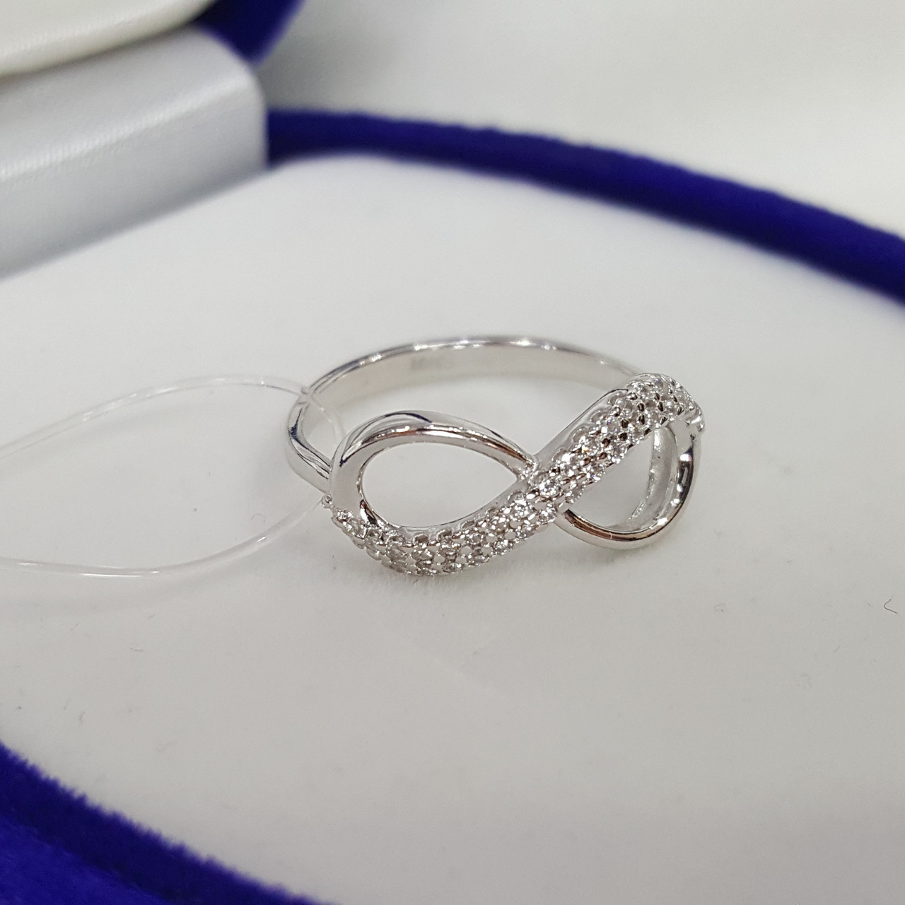 Кольцо бесконечность из серебра с фианитами - видео на модели