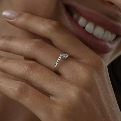 Кольцо из серебра с фианитами из родированное серебро — вид 2