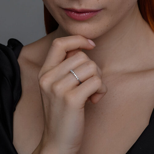 Тонкое кольцо из серебра с фианитами из серебро — вид 2