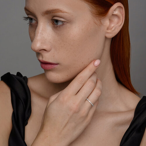 Тонкое кольцо из серебра с фианитами из серебро — вид 3