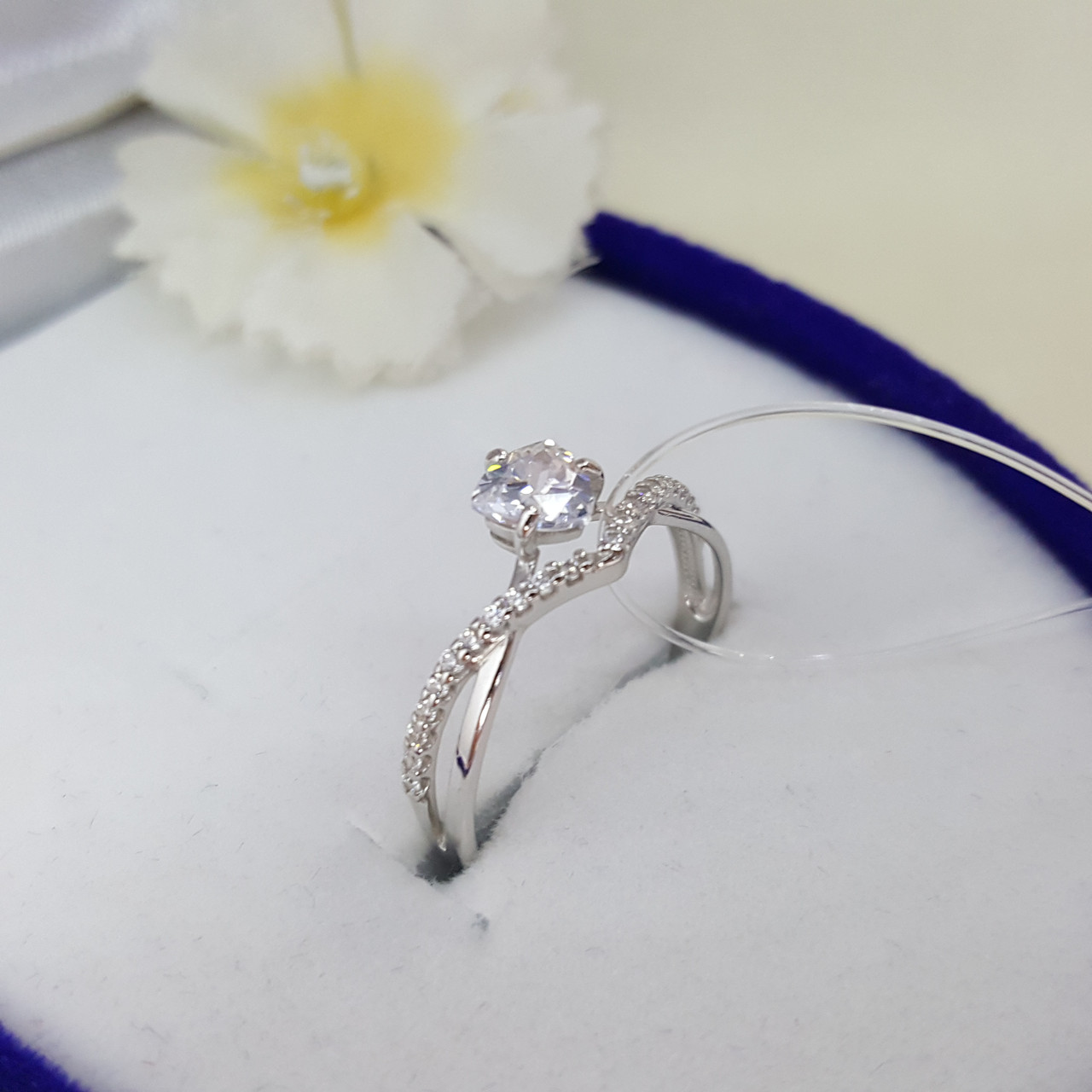 Кольцо из серебра с фианитами - видео на модели