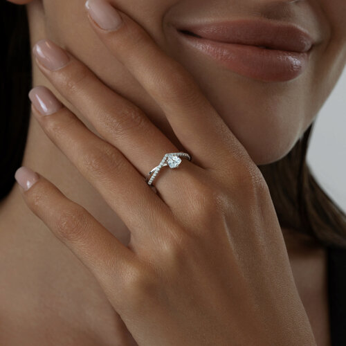 Кольцо из серебра с фианитами из серебро — вид 3