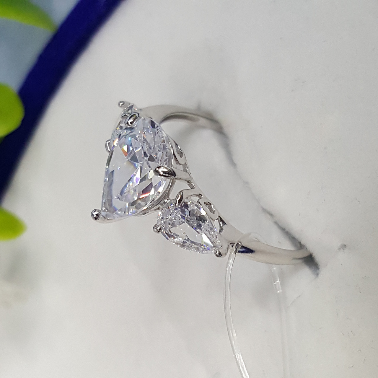 Кольцо из серебра с крупными фианитами - видео на модели