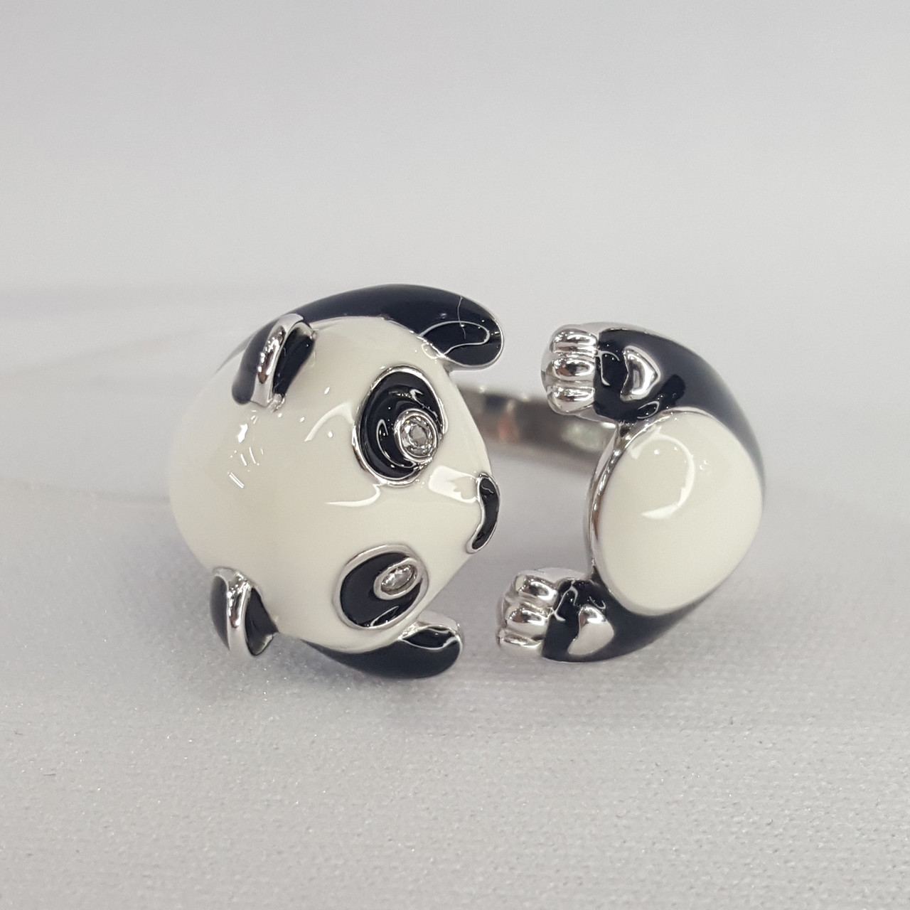 Кольцо из серебра с эмалью и фианитами - видео на модели