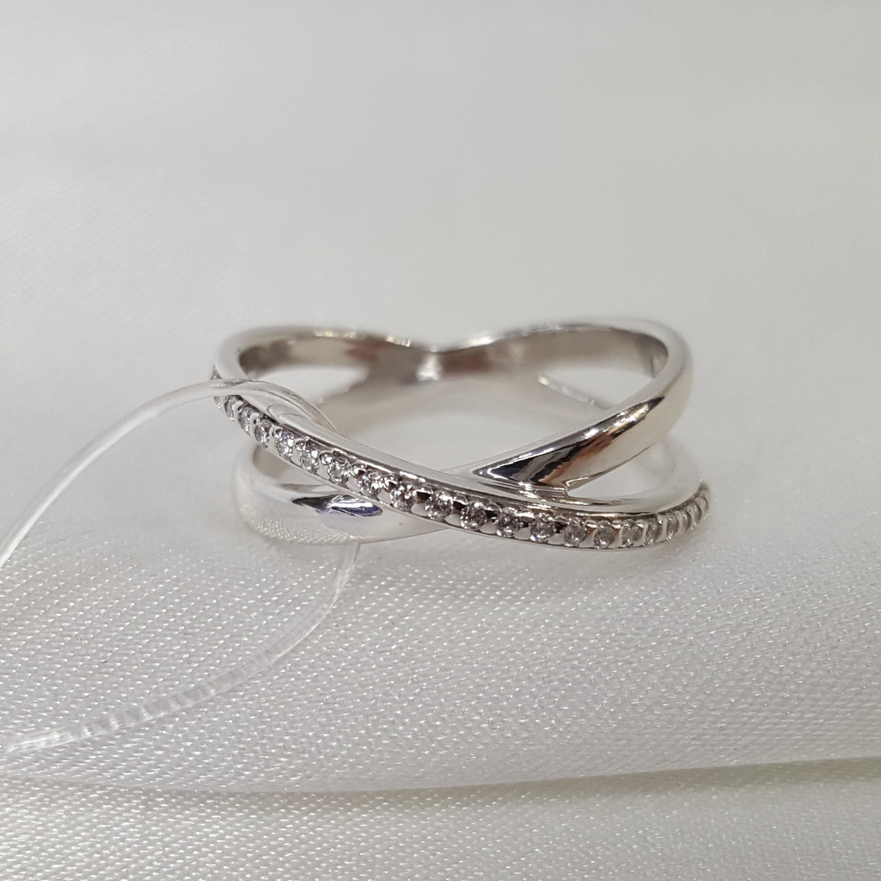 Кольцо из серебра с фианитами - видео на модели