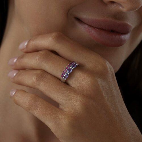 Кольцо из серебра с красными и сиреневыми фианитами из серебро — вид 2