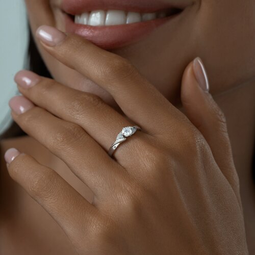 Кольцо из серебра с фианитами из серебро — вид 2