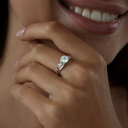 Кольцо из серебра с фианитом из серебро — вид 3