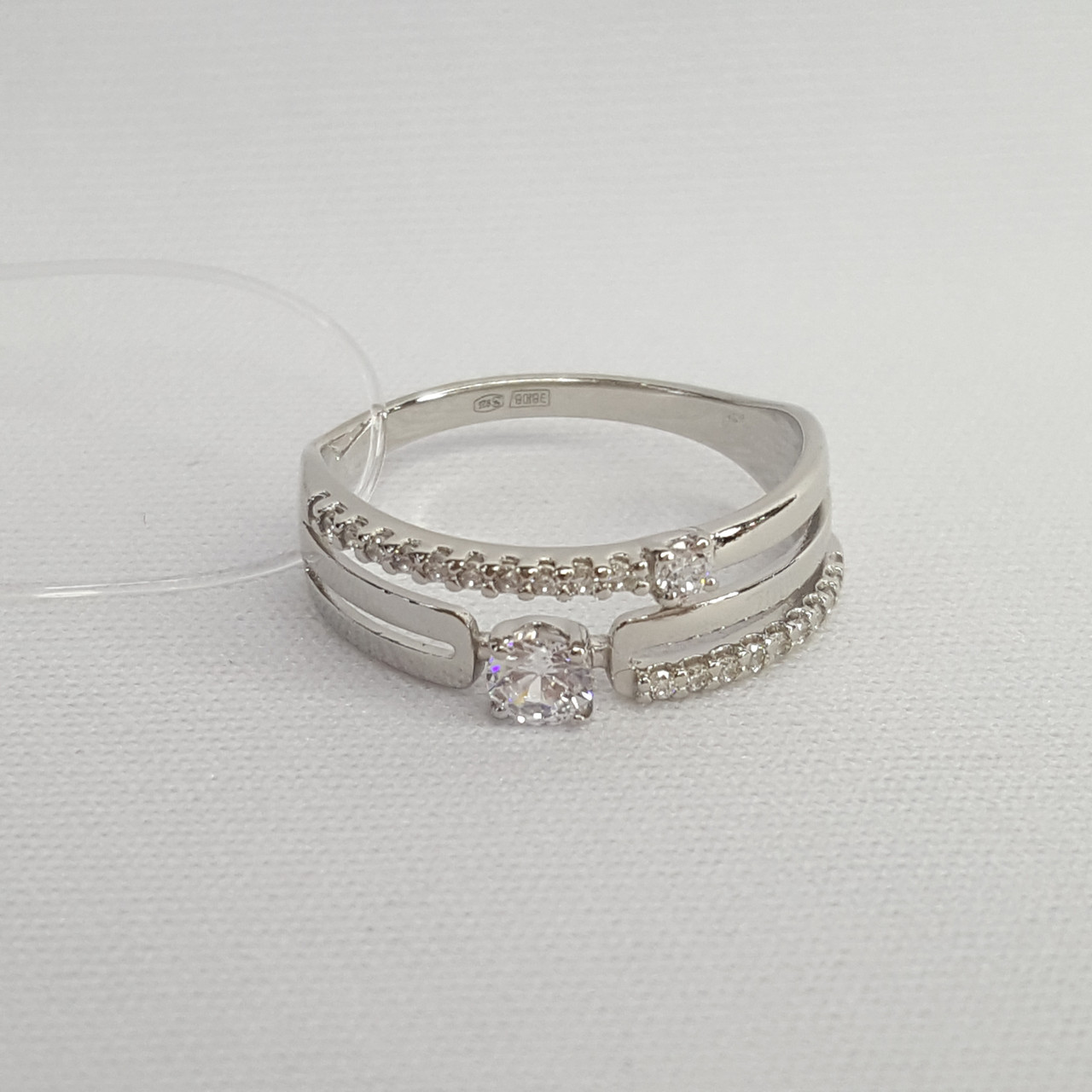 Кольцо из серебра с фианитами - видео на модели