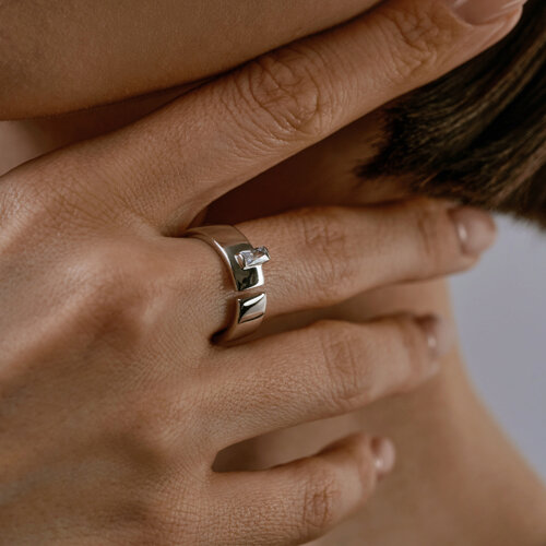 Кольцо из серебра с фианитом из серебро — вид 3