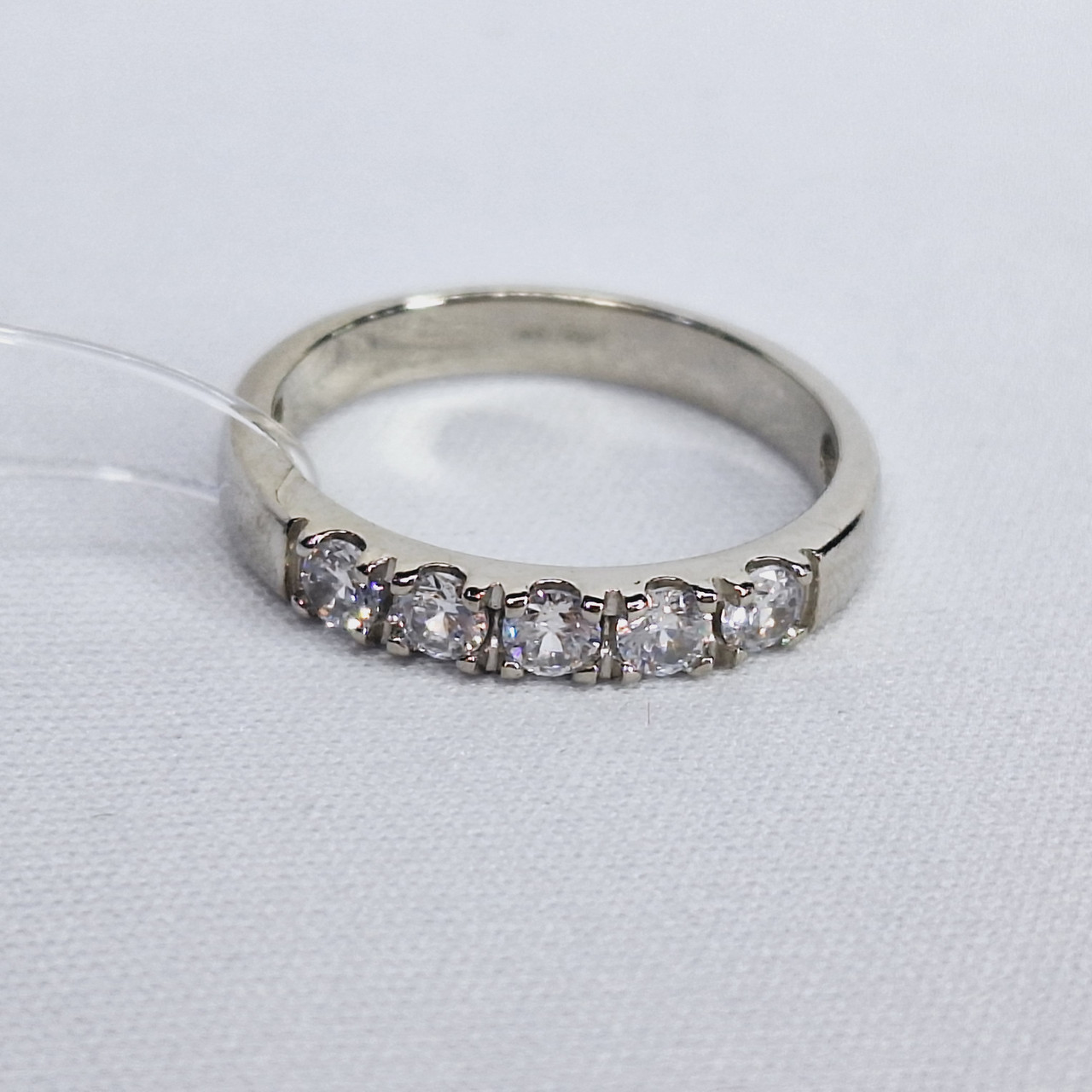 Кольцо из серебра с фианитами - видео на модели