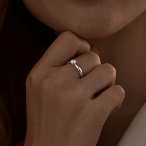 Кольцо из серебра с фианитом из серебро — вид 2