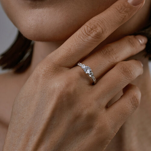 Кольцо из серебра с фианитами из серебро — вид 2