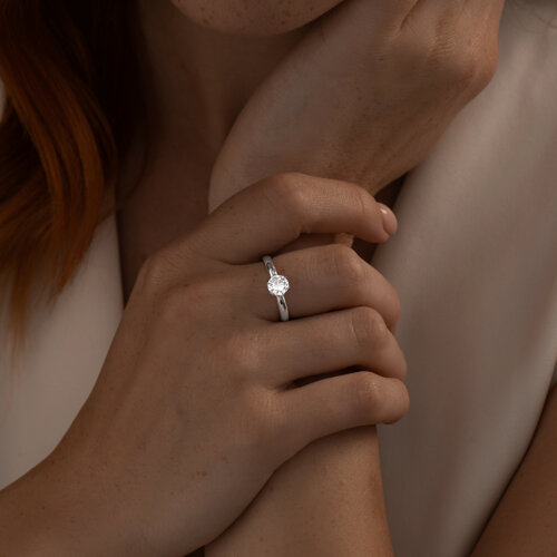 Кольцо из серебра с фианитом из серебро — вид 2