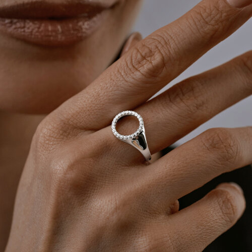 Кольцо из серебра с фианитами из родированное серебро — вид 2