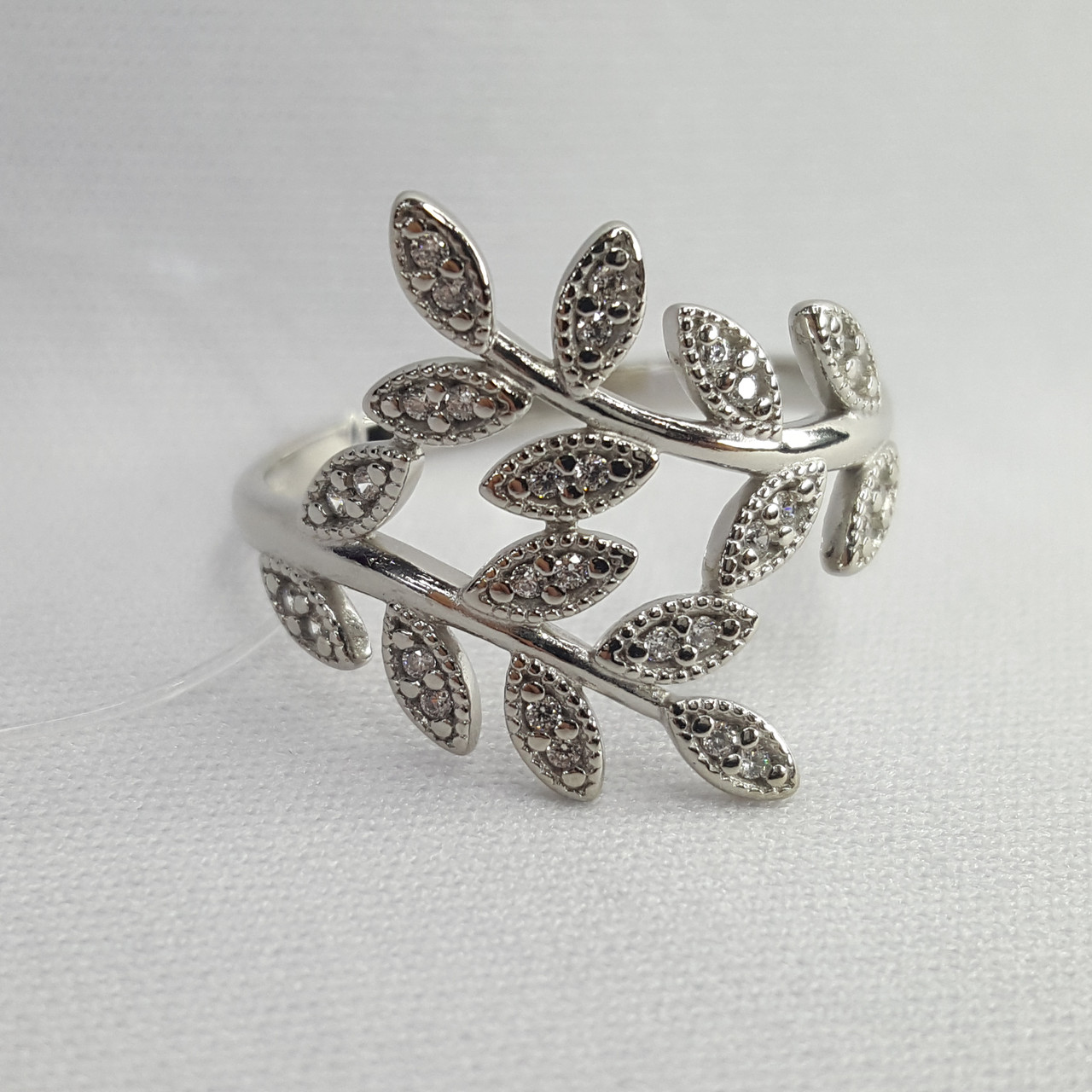 Кольцо из серебра с фианитами - видео на модели