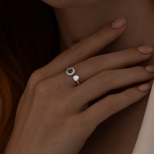 Кольцо из серебра с фианитами с буквой «О» из родированное серебро — вид 2