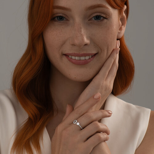 Кольцо из серебра с фианитами с буквой «О» из родированное серебро — вид 3